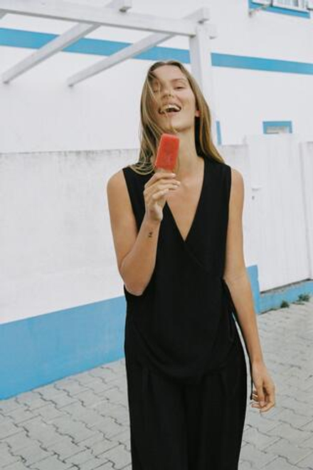 ZARA СВОБОДНЫЕ БРЮКИ С ЗАЩИПАМИ, ЧЕРНЫЙ