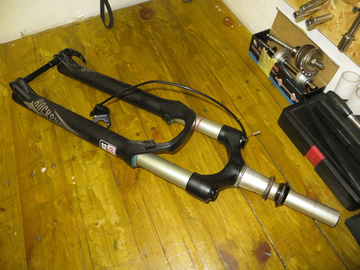 Вилка амортизационная Rock Shox Reba  с удалённой блокировкой 27.5 колёса , конус шток , 15 ось втулки.
