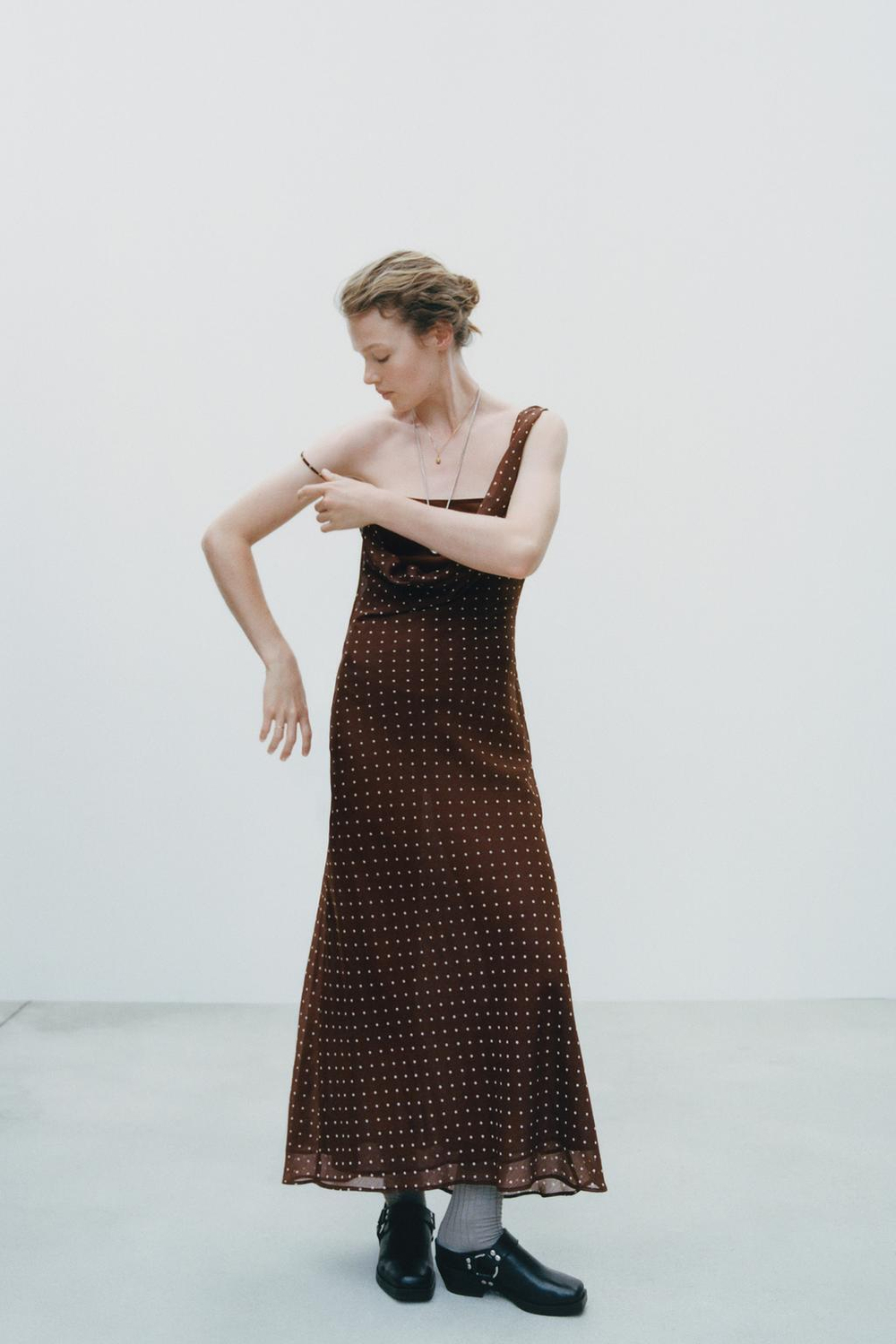 ZARA ПЛАТЬЕ В ГОРОШЕК С ДРАПИРОВАННЫМ ВЫРЕЗОМ, КОРИЧНЕВЫЙ/ЭКРЮ