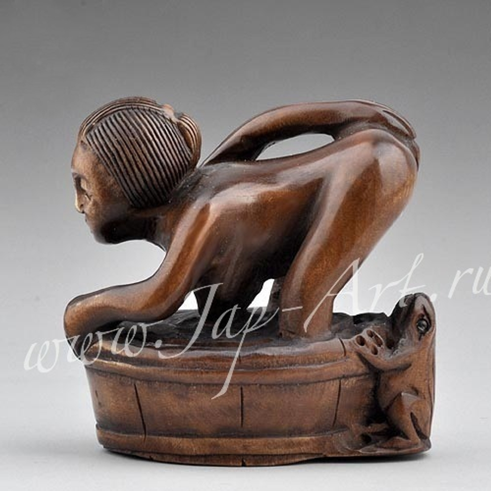 Нэцкэ Красавица в ванной и жаба