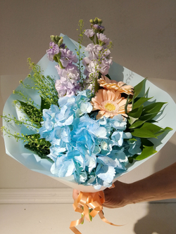 Летний солнечный букет с танацетумом и ароматными пионами Сара Бернард (С0034)