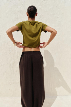 ZARA УКОРОЧЕННАЯ ФУТБОЛКА ИЗ ЭЛАСТИЧНОЙ ТКАНИ, ОЛИВКОВЫЙ