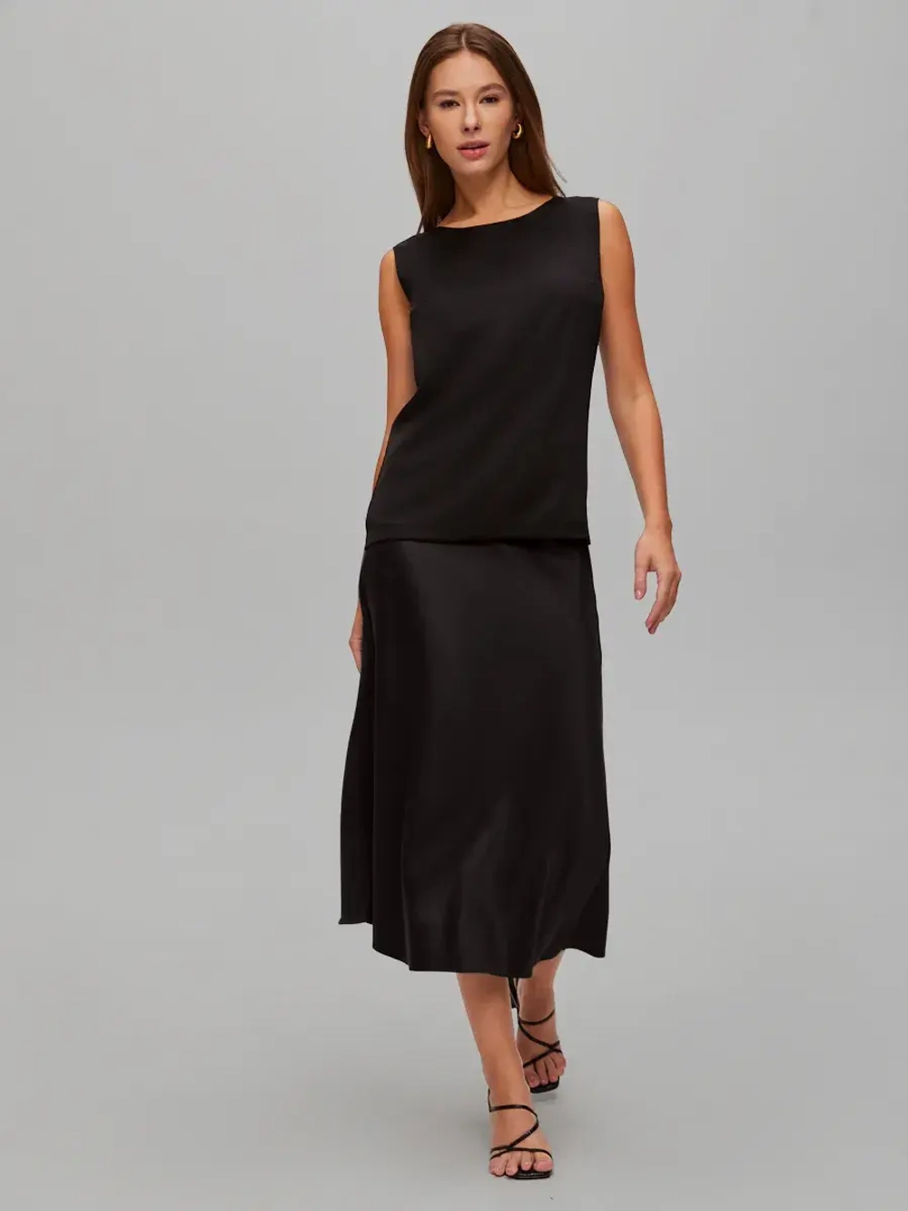 Весенняя юбка атласная плотная, черная, на резинке,