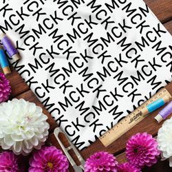 Ткань дюспо узор из чёрных букв на бежевом фоне