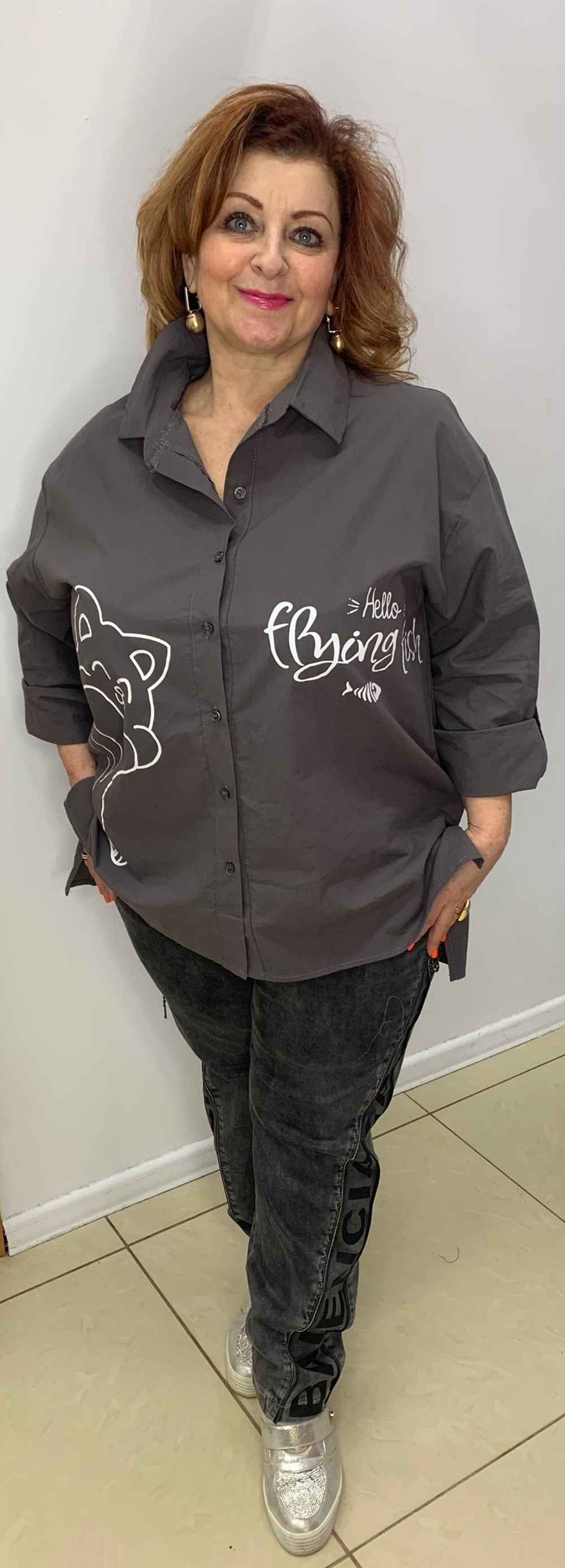 Серые джинсы c молниями и надписью