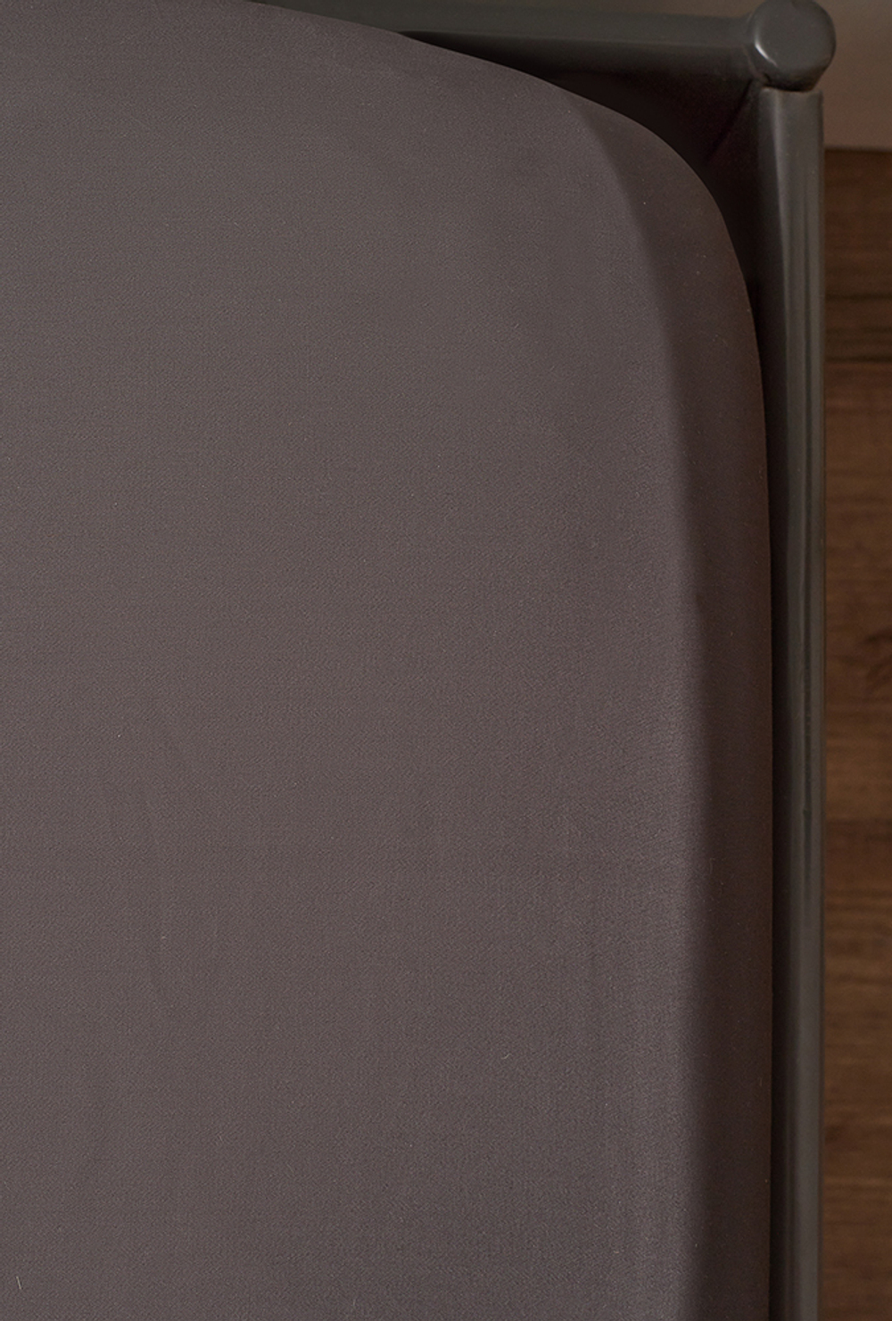 Простыня на резинке из премиального сатина темно-серого цвета из коллекции essential, 200х200х30 см