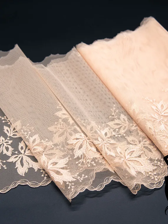 05-54 Вышивка на неэл. сетке 23 см, телесный (левая)