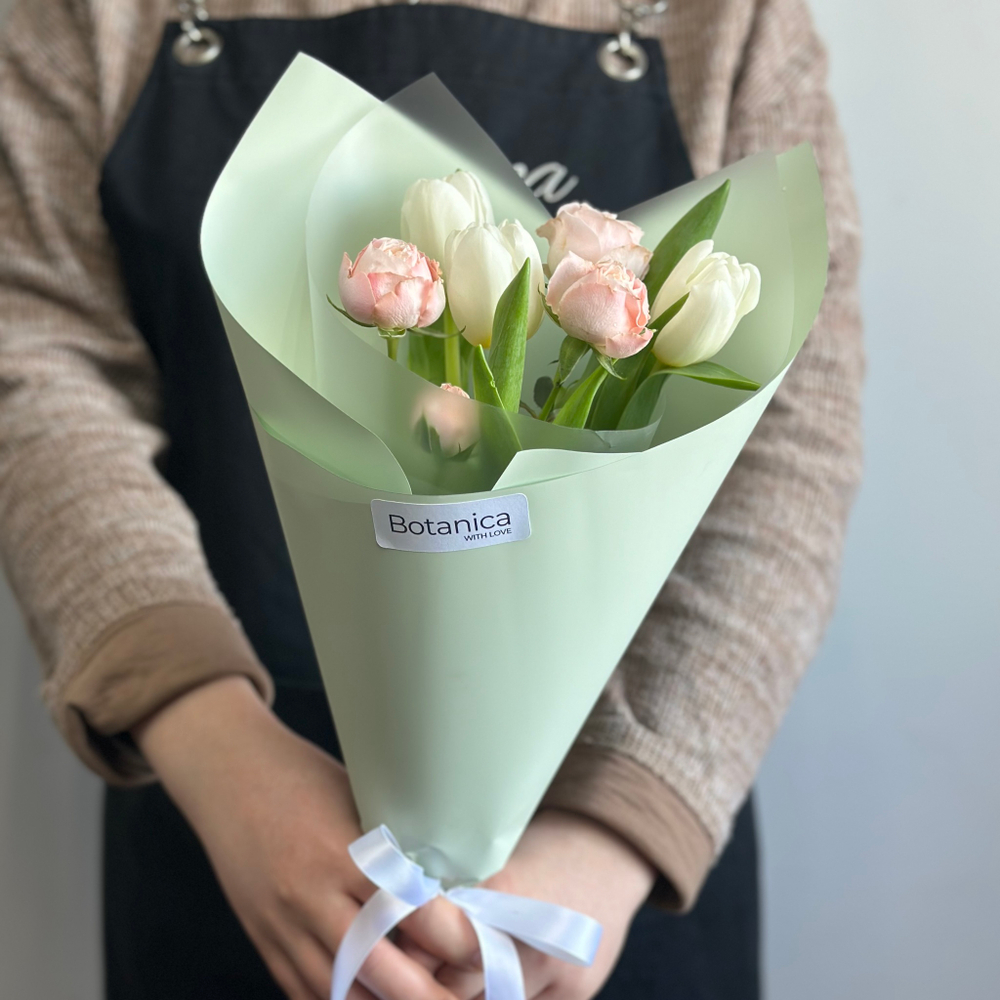 Букет из хрустящих белых тюльпанов и кустовой пионовидной розы «Бомбастик»