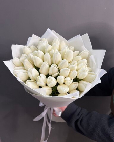 Букет с 51 белыми тюльпанами