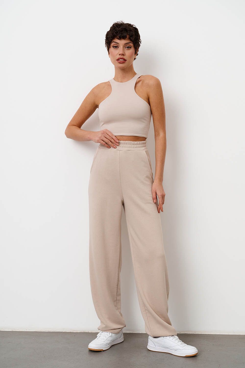 Кроп майка из хлопка серо-бежевого цвета