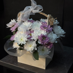 Корзинка с кустовыми хризантемами