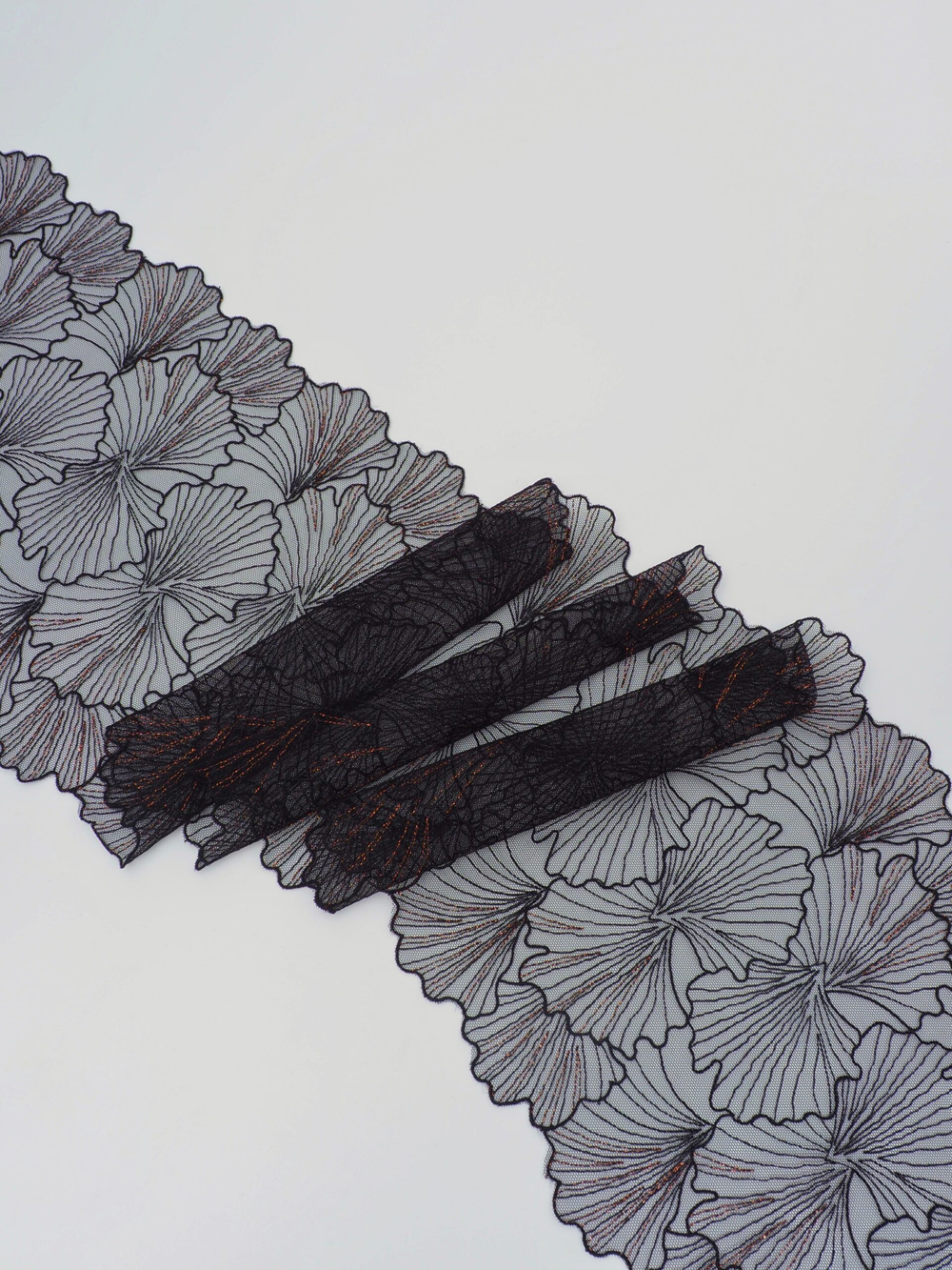 Вышивка на сетке черная с золотым люрексом неэластичная ширина 21 см