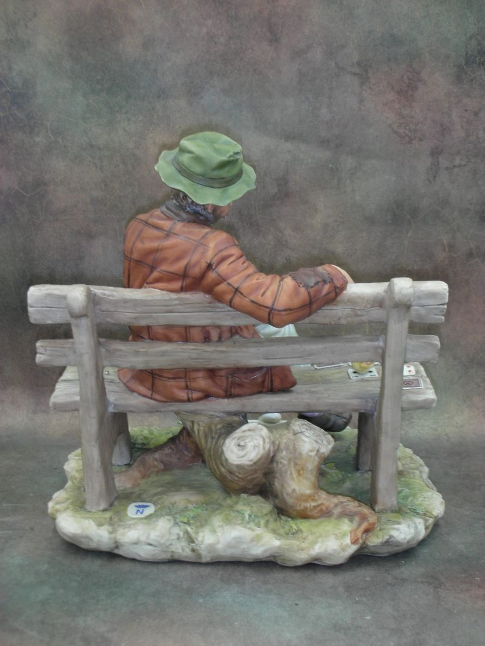Статуэтка. Фарфор. Пасьянс на лавочке воспоминаний. Capodimonte. Италия