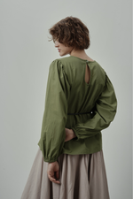 Блузка с длинными рукавами и капелькой на спине из пыльно-зеленого батиста