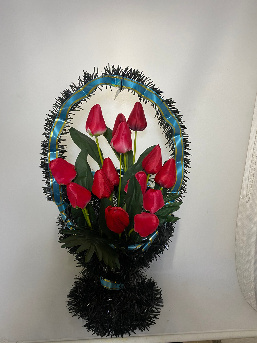 Корзина красные тюльпаны 50 см