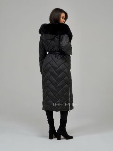 Черный длинный стеганый пуховик с черным мехом на капюшоне