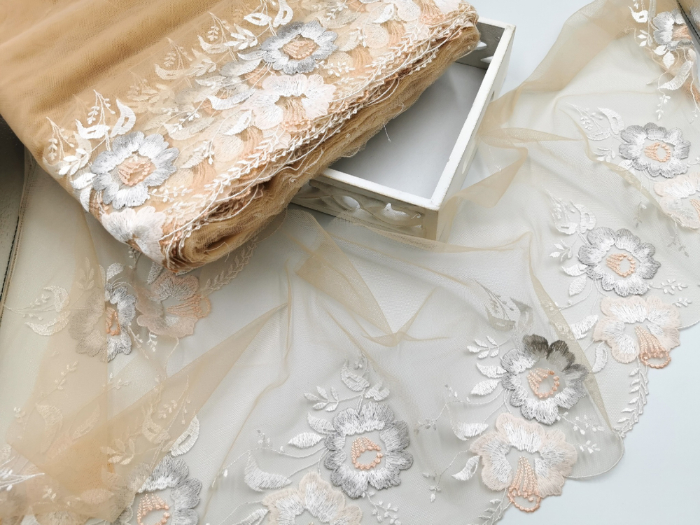 Вышивка на сетке, 24 см, ЛЕВАЯ,  светло-серые цветы на персиковом фоне(Артикул: VS-2028), м