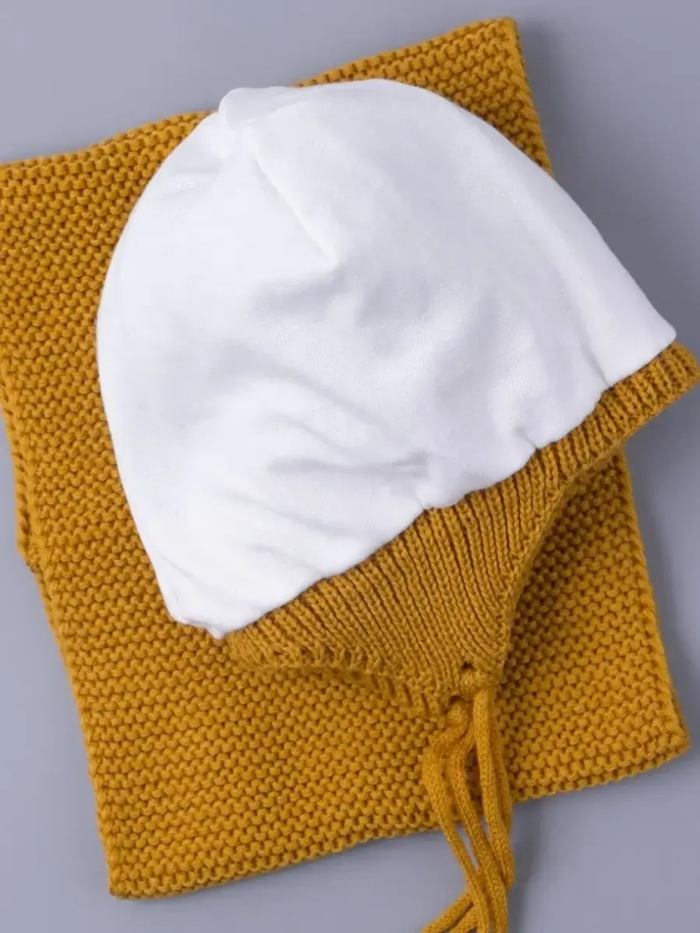 Шапка вязаная для мальчика на завязках и снуд