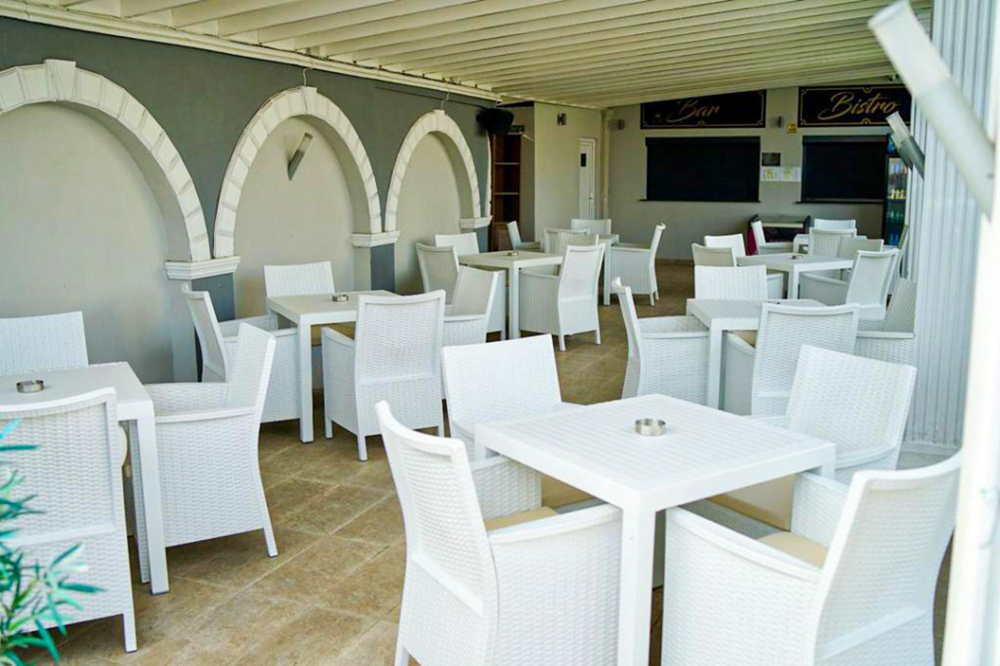 Кресло пластиковое плетеное с подушкой Siesta Contract California, белый