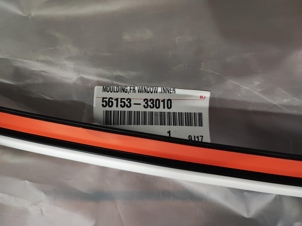 Молдинг лобового стекла Toyota Camry (XV70) Новый Оригинал 5615333010