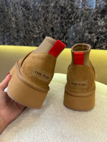 Низкие бежевые угги с неопреновым голенищем