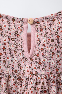 ZARA ПЛАТЬЕ С ЦВЕТОЧНЫМ ПРИНТОМ И КРУЖЕВОМ КРОШЕ, РОЗОВЫЙ