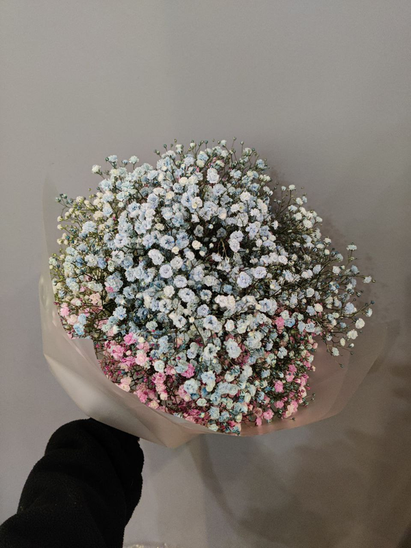 Букет из голубой и розовой гипсофилы