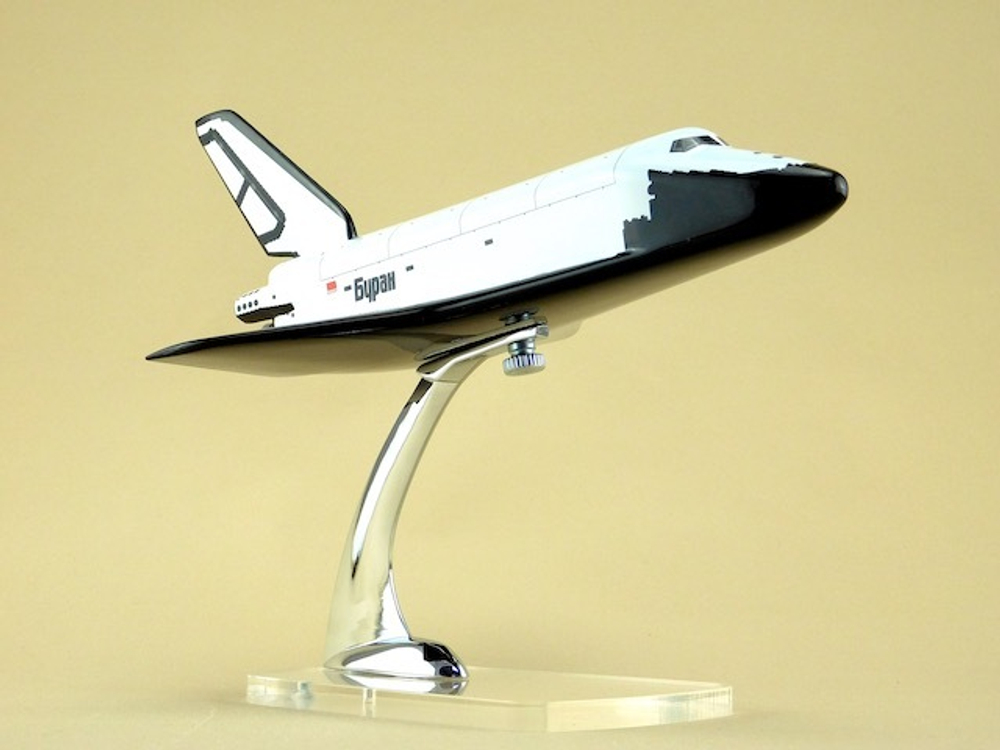 Модель космического корабля Буран (М1:144)