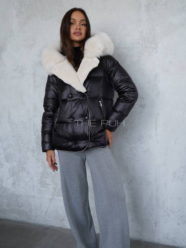 Черный пуховик с белым воротником из меха песца