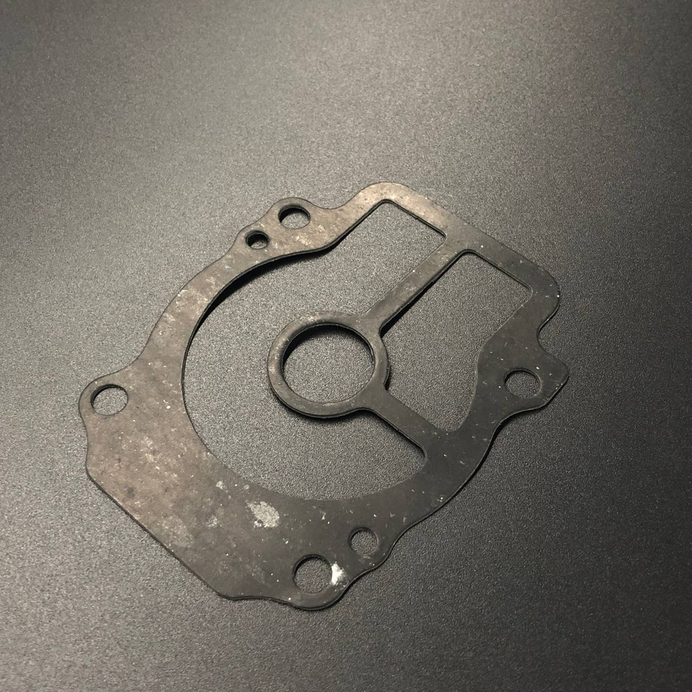 Прокладка под пластину помпы охлаждения Suzuki DF25-30(A) (Omax)