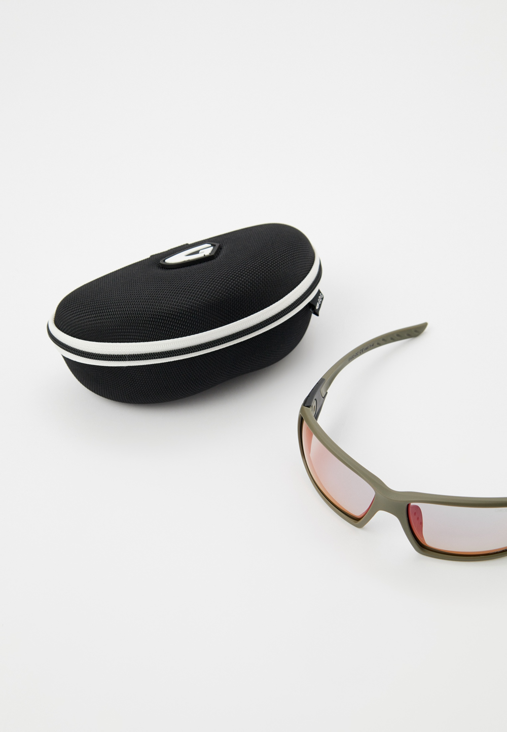 Спортивные очки GOG Ellbrus / Matt Green-Black / Photochromic Red Lens