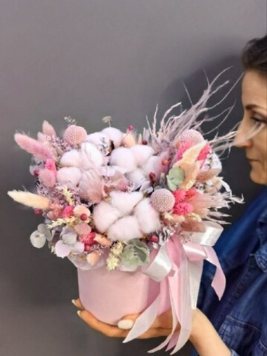 Шляпная коробка с сухоцветами в розовой гамме