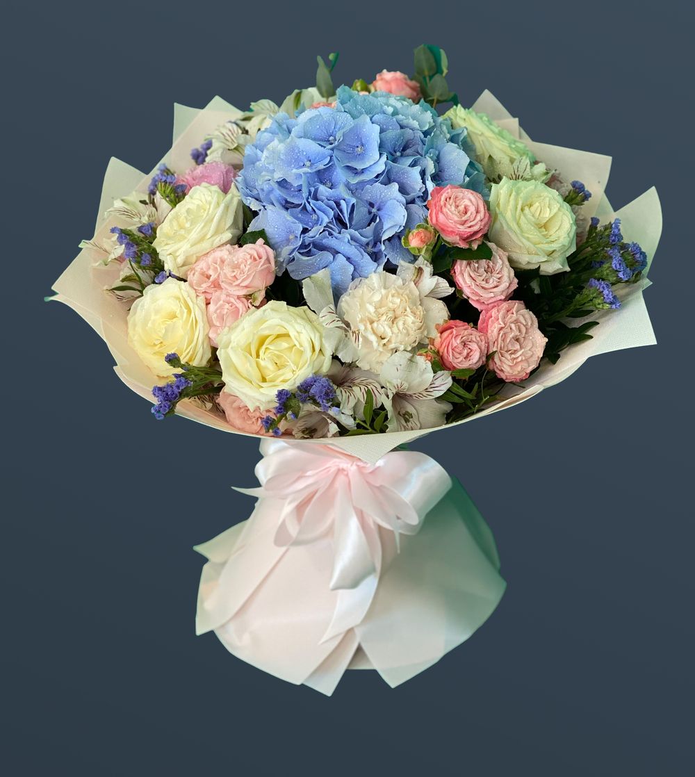 Букет с голубой Гортензией