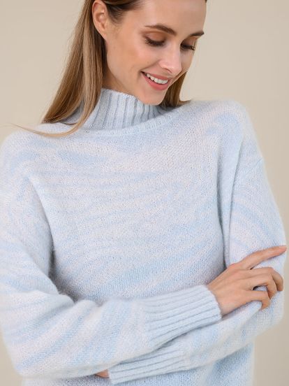 Женский свитер молочного цвета из мохера - фото 3