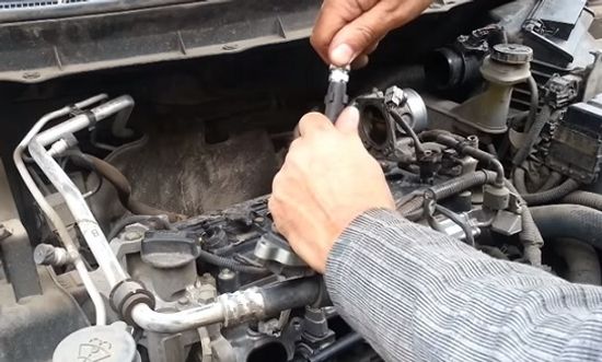 Замена свечей в двигателе автомобиля