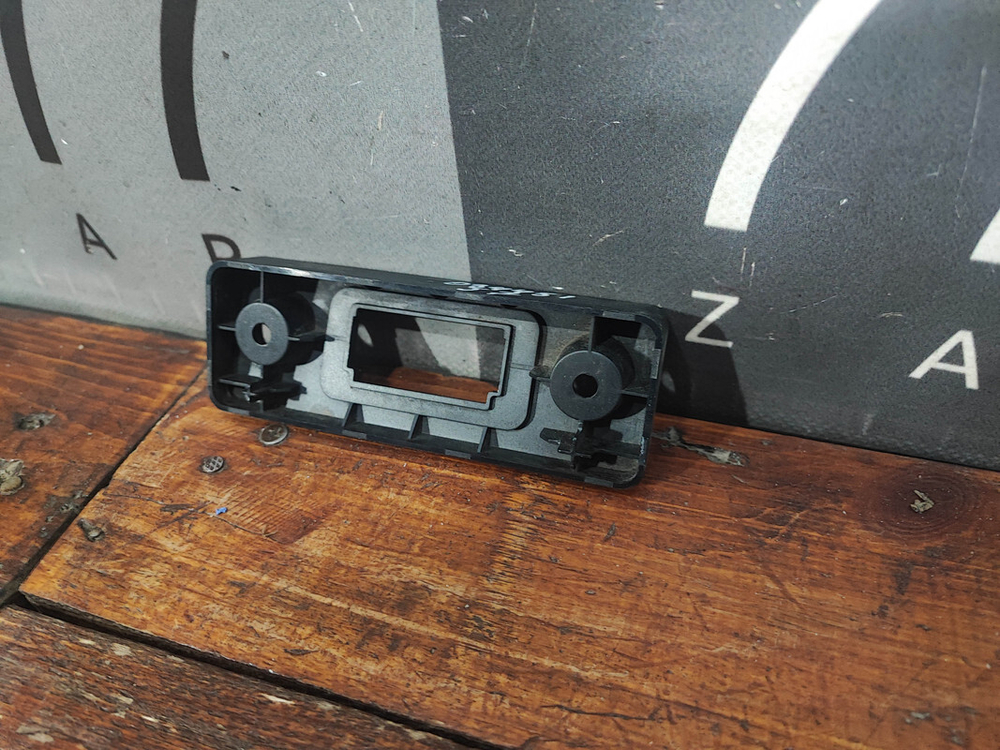 Кронштейн кнопки открывания багажника JAC J7 20-нв Б/У Оригинал 3750311U7300