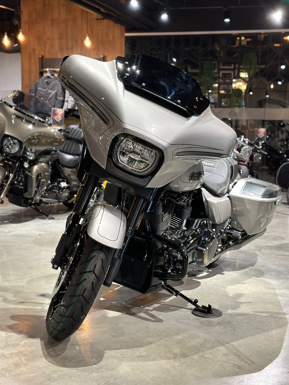 Harley-Davidson CVO Street Glide NEW, 2024 "Dark Platinum"