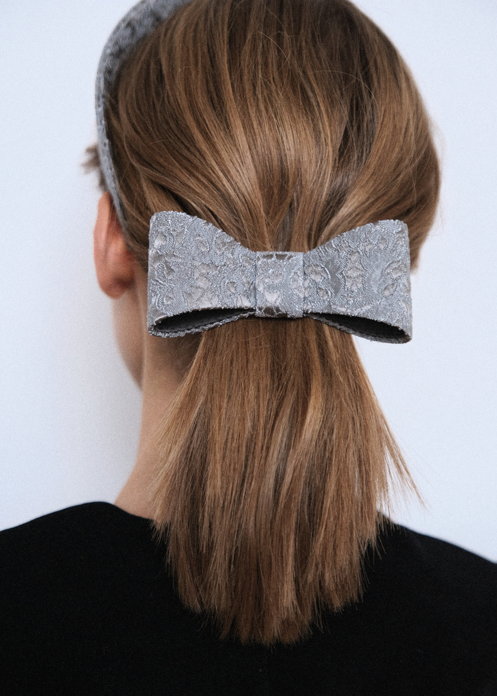 Бант-бабочка из серого жаккарда