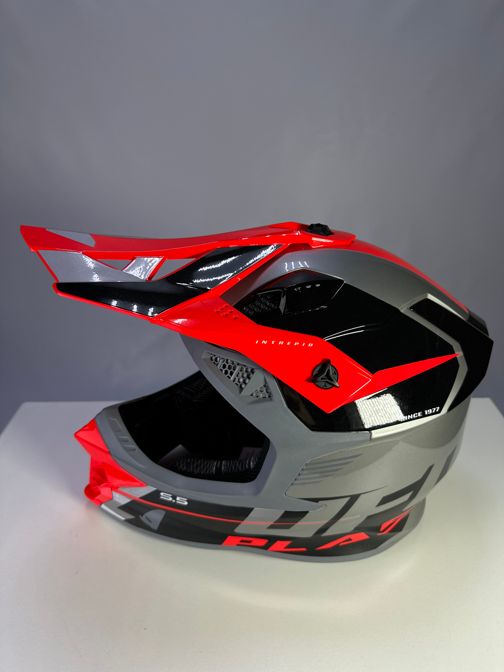 Мотошлем UFO HELMET INTREPID 2024 Grey/Red