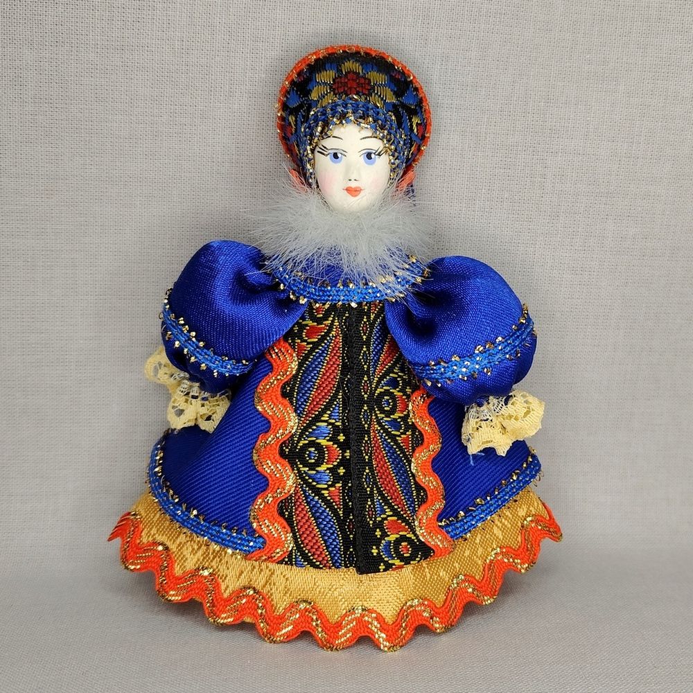 Малая подвесная кукла в зимнем костюме