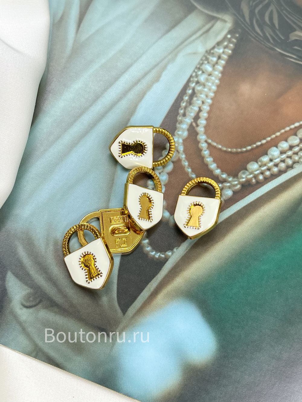 Пуговицы замочек золотистые с белой эмалью Скиапар.