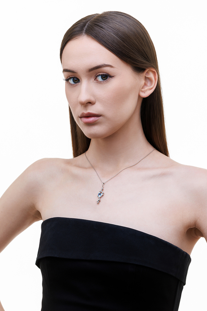 Подвес удлиненный из серебра со вставкой из бесцветного фианита