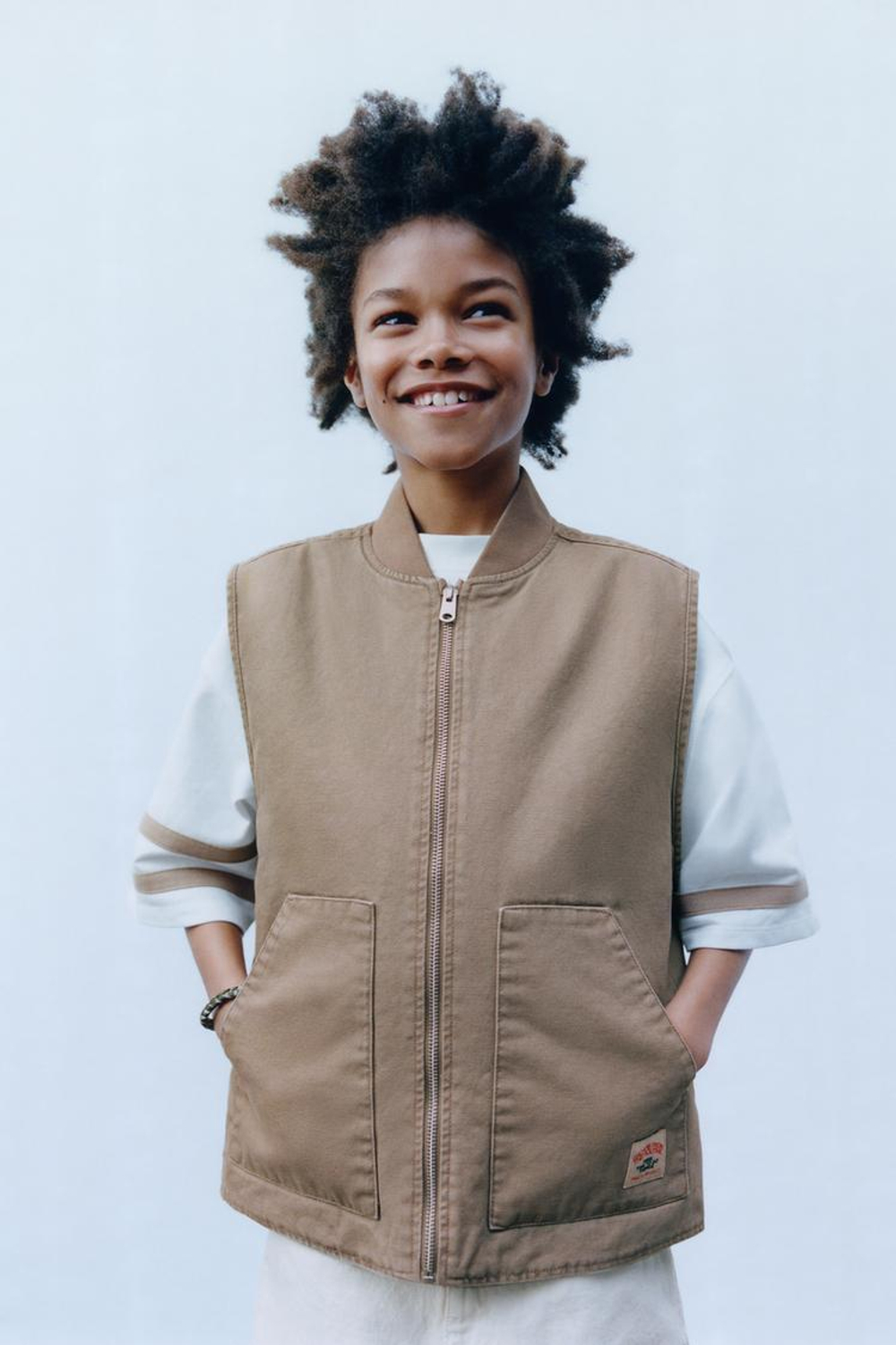 ZARA ЖИЛЕТ ИЗ ТВИЛА С НАШИВКОЙ, БЕЖЕВЫЙ