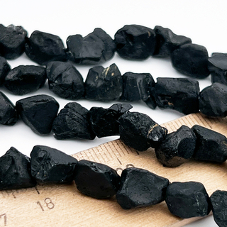 Турмалин черный бусины (шерл), необработанный, размер около 9-10 мм, цена за набор 11 шт (1/4 нити)