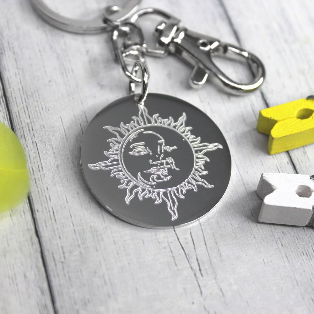 Круглый большой брелок Солнце и Луна с гравировкой на заказ