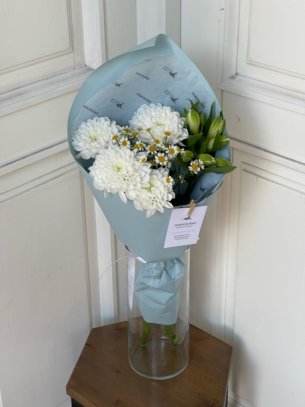 Кулек с хризантемой, ромашкой и альстромерией в голубой упаковке