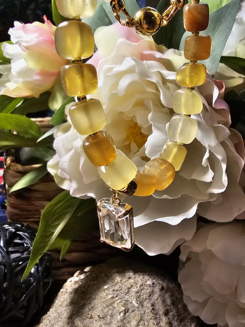 Колье ручной работы из культивированного речного жемчуга и агата кракле "Праздник"