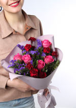 Букет цветов из Розы Кения, Кустовая гвоздика 3 шт, Статица 3 шт, Фисташка в матовой пленке