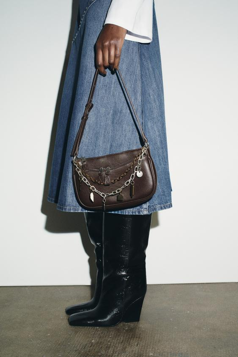 ZARA МИНИ-СУМКА С ПЛЕЧЕВЫМ РЕМНЕМ И ПОДВЕСКАМИ, КОРИЧНЕВЫЙ