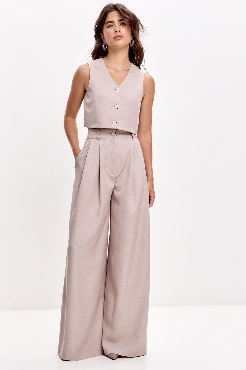 Свободные брюки с защипами серо-бежевого цвета